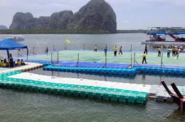 Der schwimmende Fu&szlig;ballplatz ist in ganz Thailand bekannt.