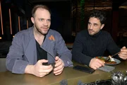 Tobias (Jan Kittmann, r.) hat das Gef&uuml;hl, dass in Erik (Patrick Heinrich) ein Funken Hoffnung aufkeimt.