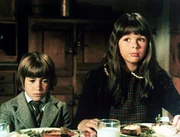 Die Kinder Tess (Sally Boyden, r.) ud Pip (Jeff Cotler, l.) sind aus London nach Waltons Mountain gekommen, um hier den schrecklichen Bombenangriff zu vergessen, den sie erleben mussten.