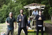 Vorne v.l.: Um ihrem verstorbenen Freund Dieter zu gedenken, feiern Klaus-Maria (Axel Stein), Chris (Tom Beck) und Paul (Chris Tall) gemeinsam den Vatertag.