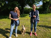 Trainerin Ellen Marques (l.), Sabrina und Hund "Rico"