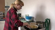 Jasmin beim Kochen