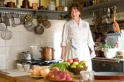 Paris 1949: Gelangweilt von ihrem Hausfrauendasein sucht Julia Child (Meryl Streep) eine Aufgabe und fasst einen aberwitzigen Plan: Sie will K&ouml;chin werden und ein Kochbuch schreiben, das sie ber&uuml;hmt machen soll ...