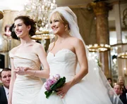 Aus besten Freundinnen drohen Rivalinnen zu werden: Emmas (Anne Hathaway, l.) und Livs (Kate Hudson) Hochzeit fallen auf dasselbe Datum...