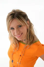 Moderatorin Tanja Mairhofer mit dem blauen Elefanten.