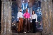 Die Juroren Jozef Youssef (l.) und Carla Hall (m.) mit Bonnie Wright (r.) in Dumbledore's B&uuml;ro.
