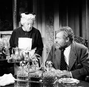 Undercover-Einsatz: Um den reichen Gutsherren Luther Ackenthorpe (James Robertson Justice, r.) auszuspionieren, gibt sich Miss Marple (Margaret Rutherford, l.) als Hauswirtschafterin aus ...