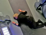 Bei dem Angriff eines Raumschiffes auf die Prometheus, f&auml;llt Carter (Amanda Tapping) in Ohnmacht. Als sie aufwacht, ist sie alleine an Bord.