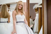 Ein wichtiger Punkt kann von der Vorbereitungsliste gestrichen werden: Liv (Kate Hudson) hat endlich das perfekte Brautkleid gefunden.