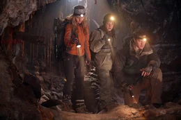 L-R: Bei der Erkundung einer H&ouml;hle machen Hannah (Anita Briem), Sean (Josh Hutcherson) und sein Onkel Trevor (Brendan Fraser) eine unglaubliche Entdeckung
