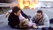 Jan (Christian Oliver, li.) und Semir (Erdogan Atalay) k&ouml;nnen Betty (Silke Winter) noch gerade rechtzeitig aus dem Autowrack ziehen, bevor dieses explodiert...