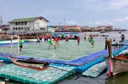Der schwimmende Fu&szlig;ballplatz von Koh Panyee. Bald soll hier ein Lokalturnier stattfinden.