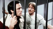 Nick (Joe Penny, li.) und Cody (Perry King) haben die Leiche von Murrays Freund Strivers gefunden. Nun sitzen sie unter Mordverdacht in Untersuchungshaft.
