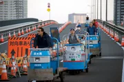 Kolonnenfahrt auf gesperrter Br&uuml;cke &ndash; f&uuml;r den Mega-Umzug mussten auch mehr als 2000 Transporter umziehen