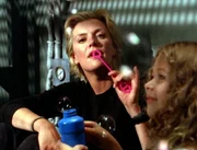 Grace (Sasha Pieterse, re.) spielt mit Seifenblasen. Das M%dchen animiert Carter (Amanda Tapping) es ihr gleich zu tun...