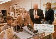 (v.l.n.r.) Der Sch&uuml;ler Mike (Stephen Cooper) f&uuml;hrt dem Lehrer Zirkonis (Robert Thurston), Thornton (Dana Elcar) und MacGyver (Richard Dean Anderson) ein Hochspannungsexperiment vor.