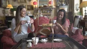 Ein besonderes Lebensmittel oder ein landestypisches Gericht sind Urlaubsstimmung pur. Doch zu Hause schmecken sie dann längst nicht mehr so gut. Sallys Freundin Sabine (r.) schwärmt ständig von der britischen Teatime. Jetzt möchte Sally ihrer Freundin eine Freude machen und alles Notwendige für eine Teatime backen. Ein besonderes Lebensmittel oder ein landestypisches Gericht sind Urlaubsstimmung pur. Doch zu Hause schmecken sie dann längst nicht mehr so gut. Sallys Freundin Sabine (r.) schwärmt ständig von der britischen Teatime. Jetzt möchte Sally ihrer Freundin eine Freude machen und alles Notwendige für eine Teatime backen.