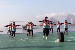 Der schwimmende Fu&szlig;ballplatz ist auch f&uuml;r die lokale Frauen-Aerobic-Gruppe eine wichtige Sportst&auml;tte.