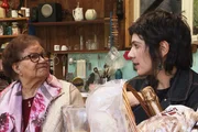 Meine fremde Heimat – Spezial Angola Melanie Schafroth (r.) mit Grossmutter Eugénia Moura da Silva, die vor über 40 Jahren aus Angola geflüchtet ist. 2021 Meine fremde Heimat – Spezial Angola Melanie Schafroth (r.) mit Grossmutter Eugénia Moura da Silva, die vor über 40 Jahren aus Angola geflüchtet ist. 2021