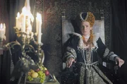 Als Erzählerin gibt Königin Elisabeth I. (Marie-Christine Friedrich) ihr intimes Wissen über Maria Stuart mal tiefgründig und mal humorvoll zum Besten. Als Erzählerin gibt Königin Elisabeth I. (Marie-Christine Friedrich) ihr intimes Wissen über Maria Stuart mal tiefgründig und mal humorvoll zum Besten.