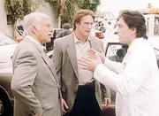 Mark (Dick Van Dyke, l.), Steve (Barry Van Dyke, M.) und Jack (Scott Baio, r.) sind entsetzt: Ein Patient wurde ermordet.