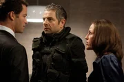 Johnny English (Rowan Atkinson, M.) wird von der MI-7-Chefin Pamela Thornton (Gillian Anderson) zum britischen Geheimdienst nach London zur&uuml;ckgeholt. Links Agent Simon Ambrose (Dominic West).