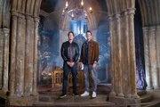 Die Moderatoren James Phelps (l.) und Oliver Phelps in Dumbledore's B&uuml;ro