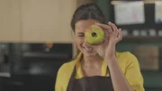 Der Apfel ist das beliebteste Obst der Deutschen, doch kaum einer ahnt, wie vielf&auml;ltig er ist. In ihrer K&uuml;che bereitet Sally ein ganzes Apfeldinner zu und m&ouml;chte damit ihre Familie &uuml;berraschen.