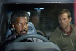 Verr&auml;ter und Ex-Agent Tobin Frost (Denzel Washington, l.) und CIA-Neuling Matt (Ryan Reynolds, r.): Der Kampf ums &Uuml;berleben hat sie zusammengeschwei&szlig;t.