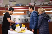 Chicago Med Staffel 8 Folge 11 Erster Untersuch nach einem Unfall: Dominic Rains als Dr. Crockett Marcel, Ivan Shaw als Dr. Justin Lieu, Jessy Schram als Dr. Hannah Asher