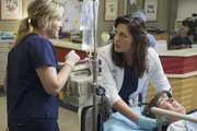 Arizona (Jessica Capshaw, l.) und Callie (Sara Ramirez, M.) k&auml;mpfen um das Leben von Joan (Heather Matarazzo, r.) und ihrem Baby ...