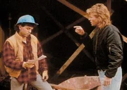 MacGyver (Richard Dean Anderson, r.) weist Tony (Glenn Scarpelli, l.) auf die M&ouml;glichkeit eines Stipendiums f&uuml;r seine Ausbildung hin.