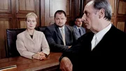 Dagmar (Marina Krogull) und Walter (Michael Trischan) Schenk stehen im Verdacht, die leibliche Mutter ihrer Adoptivtochter umgebracht zu haben. Staatsanwalt Lotze (Henry van Lyck, re.) nimmt sie ins Verh&ouml;r.