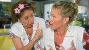 Rita (Gaby K&ouml;ster, r.) und Gisi (Franziska Traub) diskutieren &uuml;ber m&ouml;gliche Folgen der "Aff&auml;re Klinkhammer". K&ouml;nnte Rita ihren Job verlieren?