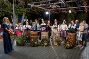 Nicole Berchtold (l.) und die Landfrauen mit Ihren Partnern in der Finalsendung: v.l. Isabelle Kamber, Fabienne Isenegger, Irma Schatt, Melanie Ramser, Simona R&uuml;ttner, Miriam Knechtle und Monika Nauer