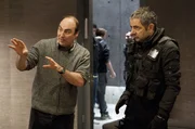 Regisseur Oliver Parker (l.) im Gespr&auml;ch mit Rowan Atkinson (spielt den Johnny English)