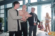Die Kommissare Bonhoff (Wolfgang Krewe, li.) und Kehler (Wolfgang Bathke, re.) nehmen Kalle Horstmann (Laszlo I. Kish), den Kopf einer Autoschieberbande, fest. (re. hi. Komparsen) Die Kommissare Bonhoff (Wolfgang Krewe, li.) und Kehler (Wolfgang Bathke, re.) nehmen Kalle Horstmann (Laszlo I. Kish), den Kopf einer Autoschieberbande, fest. (re. hi. Komparsen)