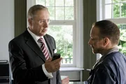 Regierungspr&auml;sidenten Neumann (Robert Giggenbach, li.) und Semir  (Erdogan Atalay) erfahren, dass Nicole vor ihrem Tod auf dem Empfang war.