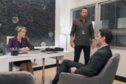 "Blindspot", "Beweisst&uuml;cke." Janes Tattoo zeigt die Versandnummer eines Paketes. Das Team begibt sich auf die Suche. Aber offenbar sind die Agenten nicht die Einzigen, die hinter dem Paket her sind. Als Jane und Weller das Paket finden, entdecken sie darin Beweismaterial zu mehreren Vergewaltigungsf&auml;llen. Offenbar gibt es mehrere Lagerh&auml;user, in denen noch zahllose weitere Beweismittel versteckt gehalten werden. Das hat einen Grund: bei der Verhaftung des m&ouml;glichen T&auml;ters g&auml;be es schwere politische Konsequenzen in einem anderen Land.Im Bild (v.li.): Mary Stuart Masterson (Director Hirst), Sullivan Stapleton (Kurt Weller), Aaron Abrams (Matthew Weitz).