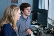 Dr. Morgan Reznick (Fiona Gubelmann) und Dr. Shaun Murphy (Freddie Highmore) Dr. Morgan Reznick (Fiona Gubelmann) und Dr. Shaun Murphy (Freddie Highmore)