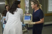 Nach dem Tunneleinsturz k&auml;mpfen die &Auml;rzte immer noch um das Leben der Verletzten: Arizona (Jessica Capshaw, r.) und Callie (Sara Ramirez, 2.v.l.) ...