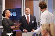 Chicago Med Staffel 8 Folge 10 Sie versuchen ihn zu beruhigen: S. Epatha Merkerson Sharon Goodwin, Marc Grapey als Peter Kalmick, Nick Gehlfuss als Dr. Will Halstead.