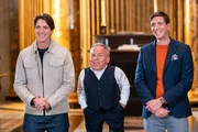 Die Moderatoren James Phelps (l.) und Oliver Phelps (r.) mit Gastjuror Warwick Davis (m.)