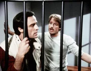 Nick (Joe Penny, li.) und Cody (Perry King) haben die Leiche von Murrays Freund Strivers gefunden. Nun sitzen sie unter Mordverdacht in Untersuchungshaft.