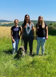Trainerin Sophie Grethe (l.), Eva und Mariella mit Sch&auml;ferhundmix "Lola"