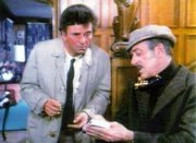 Lt. Columbo (Peter Falk, li.) kommt in das Haus des ermordeten Henry und trifft dort auf den bekannten Regisseur Ned Diamond (John Payne). Er l&auml;sst sich ein Autogramm von ihm geben.