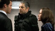 Agent Simon Ambrose (Dominic West, li.), Johnny English (Rowan Atkinson) und Agent Pamela Thornton (Gillian Anderson)