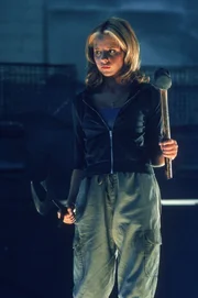 Buffy (Sarah Michelle Gellar) ist f&uuml;r den Kampf gegen die D&auml;monen ger&uuml;stet.