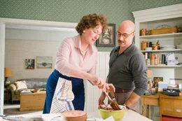 L-R: Julia Child (Meryl Streep) und Paul Child (Stanley Tucci)