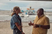 Mariana van Zeller (L) interviewt den Besitzer eines Bootsunternehmens, das Migranten von Necocl&iacute;, Kolumbien, zum Dari&eacute;n-Gap bringt. (Kredit: National Geographic)